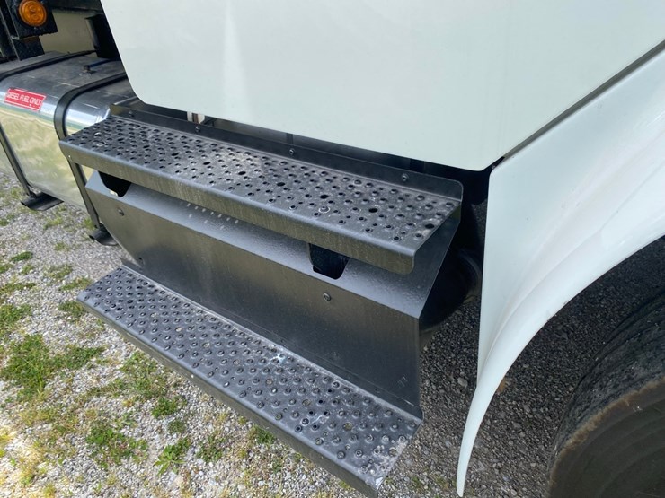 2013-freightliner-m2-flatbed-image-25