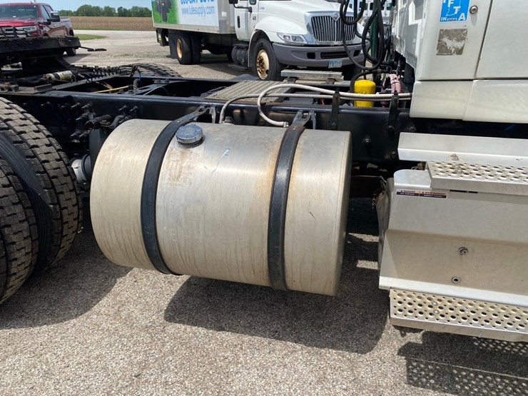 2019-international-lt625-day-cab-semi-tractor-image-13