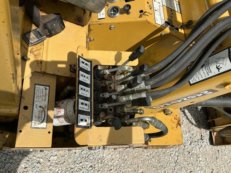 #121-•-2014-magnatrac-mh-7000-crawler-loader-image-30