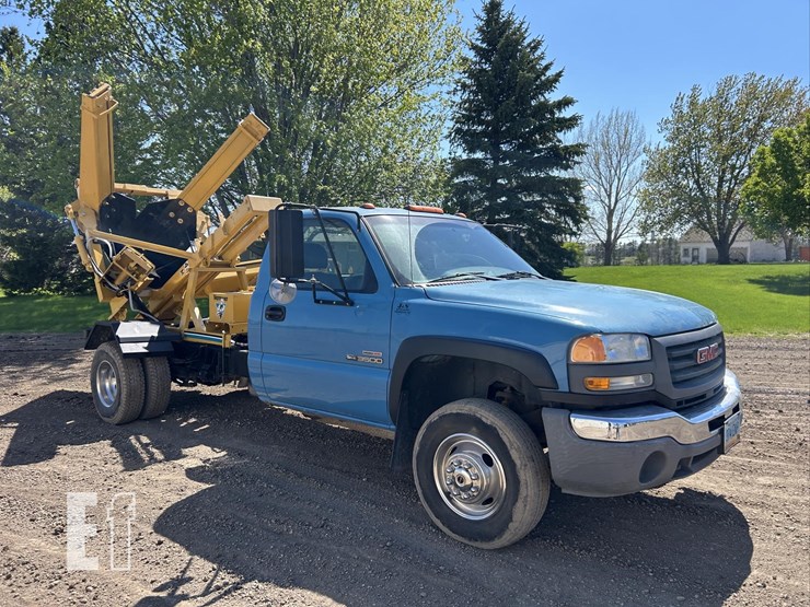 2005-gmc-3500-image-3