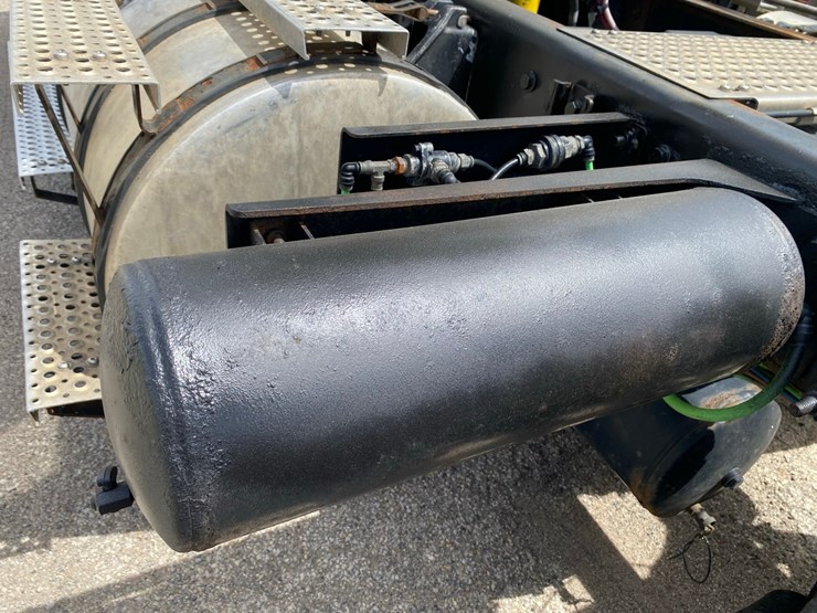 2019-international-lt625-day-cab-semi-tractor-image-26