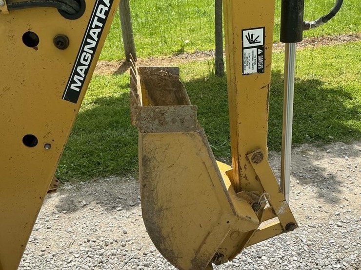 #121-•-2014-magnatrac-mh-7000-crawler-loader-image-61