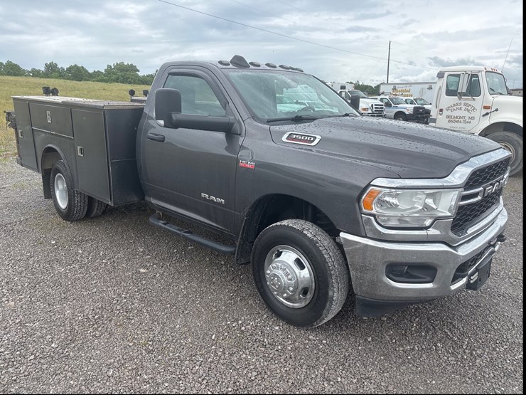 2020-dodge-3500-image-2