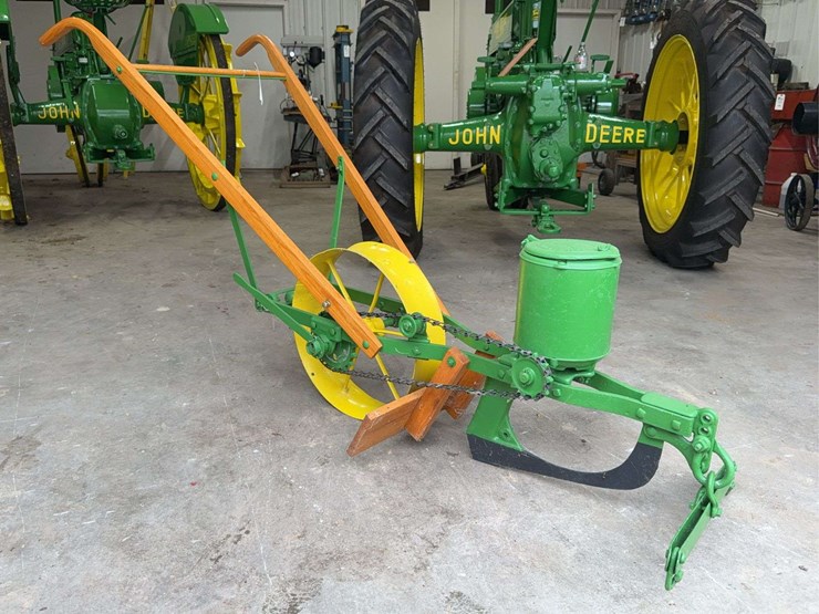 john-deere-deere-&-mansur-co.-hand-push-planter-image-1