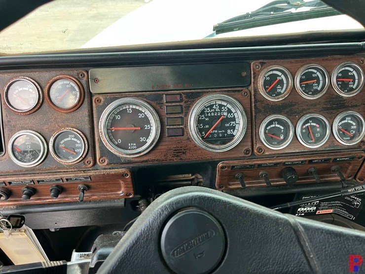 2006-freightliner-fld120-image-6