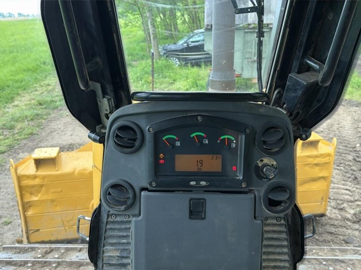 2018-caterpillar-d6k-image-48