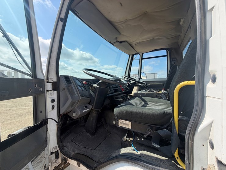 2000-freightliner-fc70-image-9