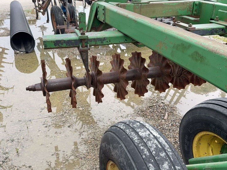 john-deere-335-image-9