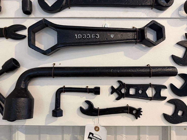 collection-of-metal-wrenches-image-8