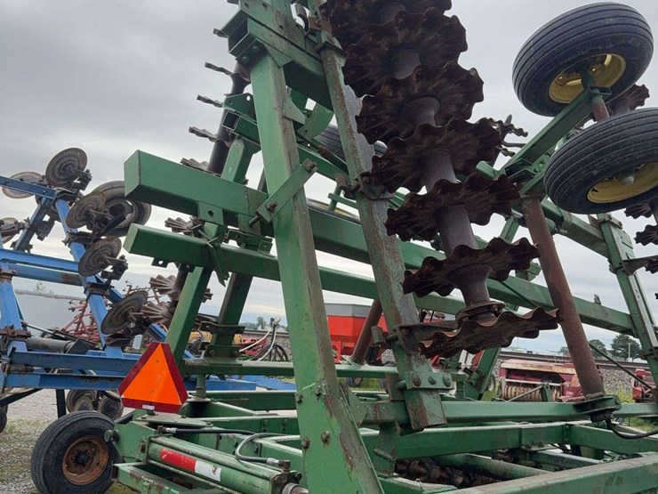 john-deere-335-image-11