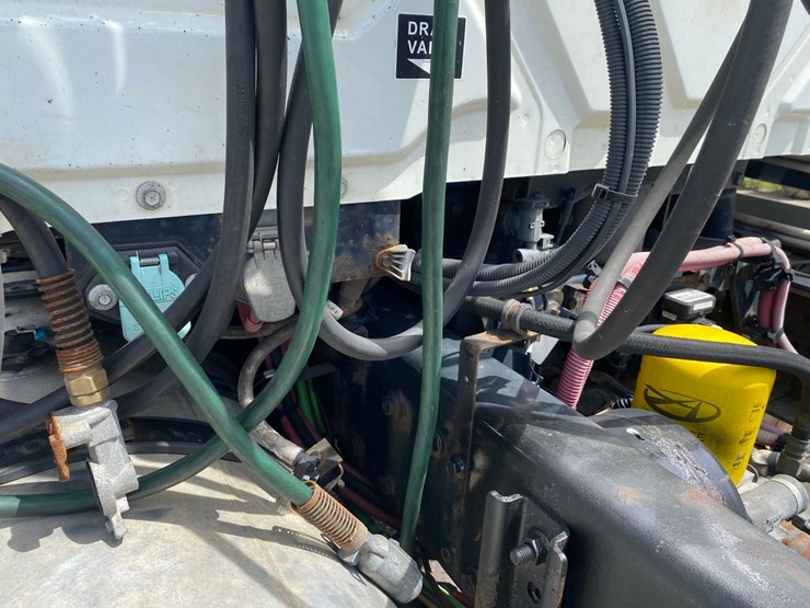2019-international-lt625-day-cab-semi-tractor-image-29