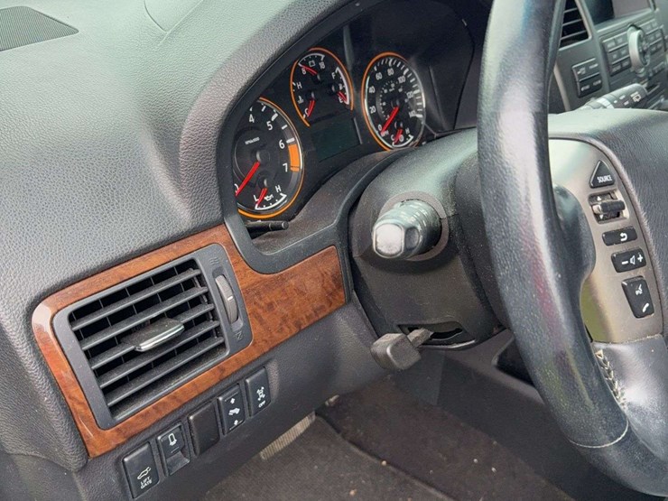 2013-nissan-armada-image-13