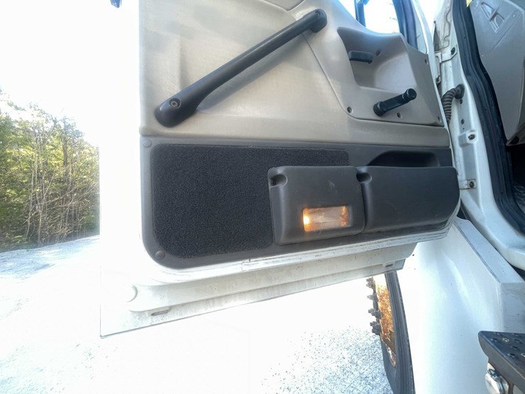 #4198-•-2005-sterling-box-truck-image-55