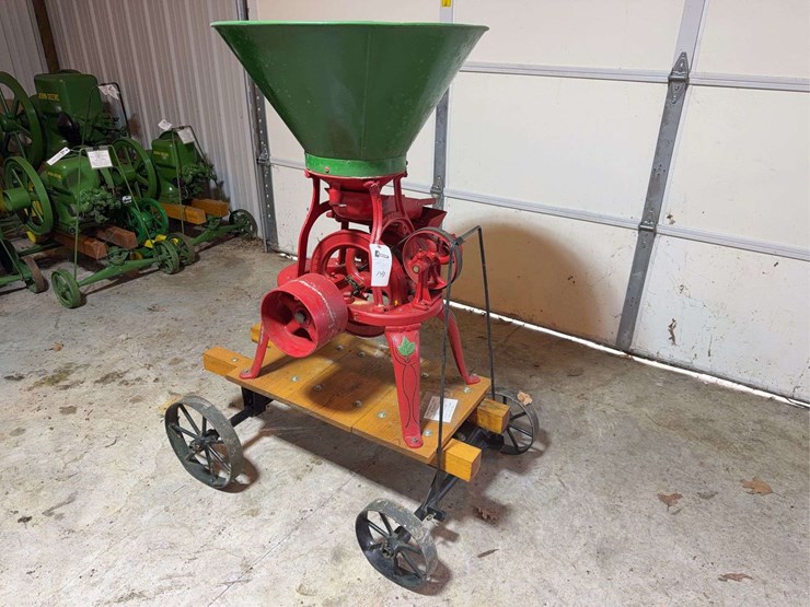 maple-leaf-jr.-grain-grinder-image-10