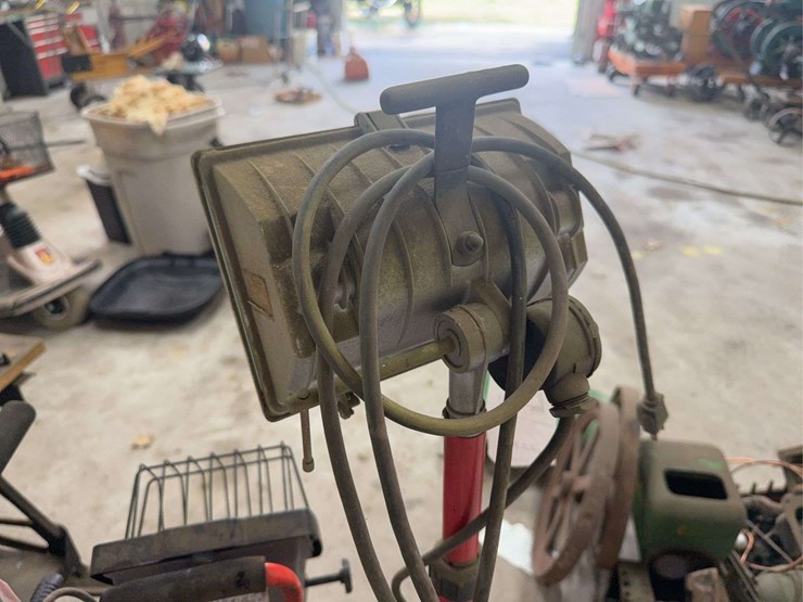 craftsman-work-lights-with-stands-image-5