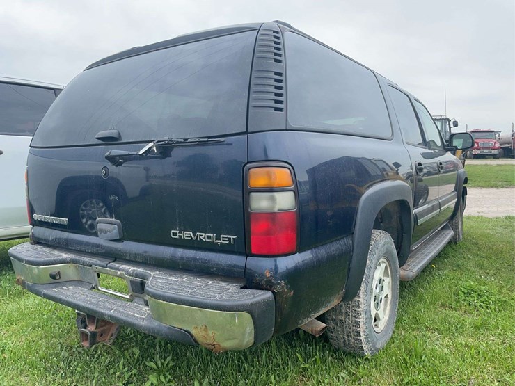 2005-chevrolet-suburban-image-3