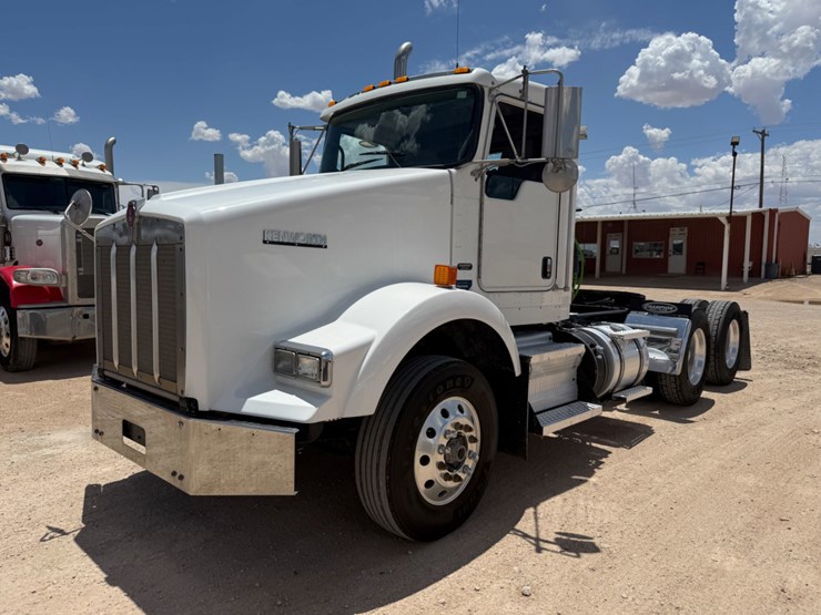 2016-kenworth-t800-image-1