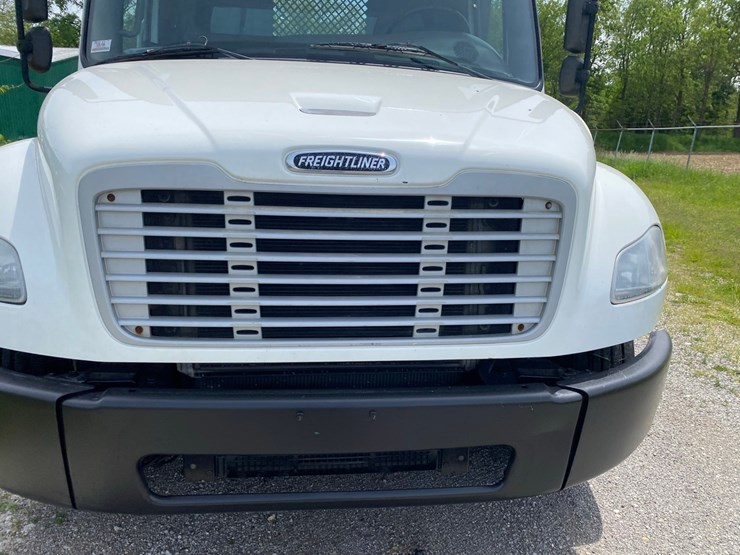 2013-freightliner-m2-flatbed-image-6