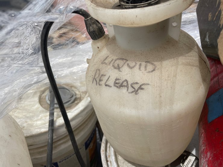#6029-•-pallet-of-various-concrete-fluids-and-supplies-image-11