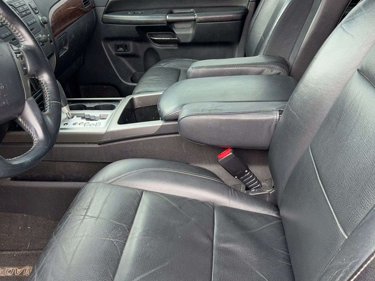 2013-nissan-armada-image-12