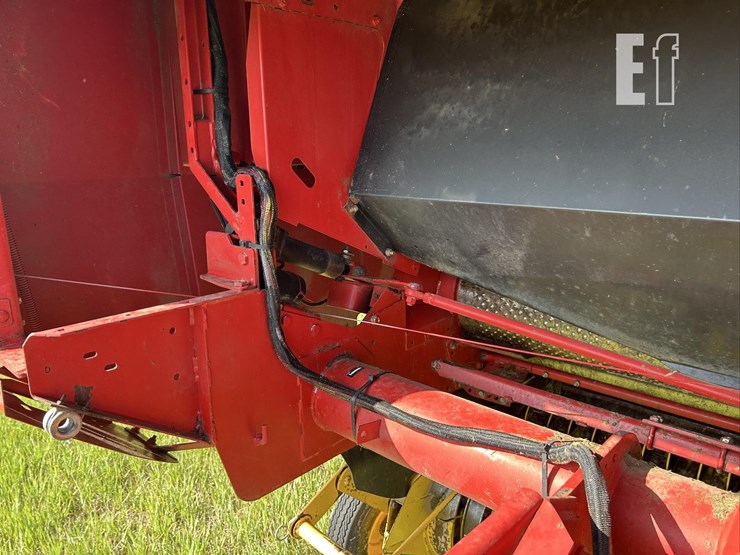new-holland-br780-image-30