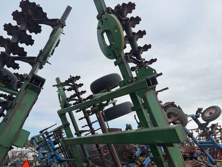 john-deere-335-image-6