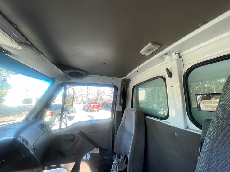 #4198-•-2005-sterling-box-truck-image-63