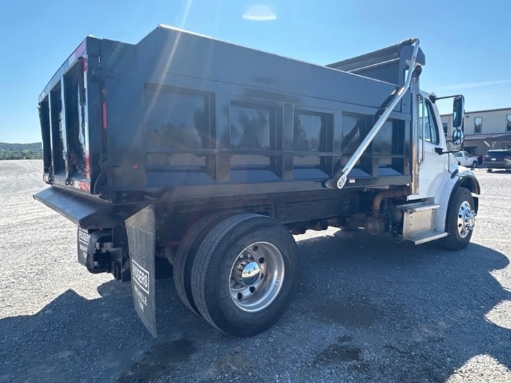2020-freightliner-m2-106-image-3