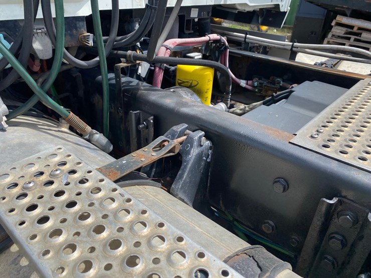 2019-international-lt625-day-cab-semi-tractor-image-27