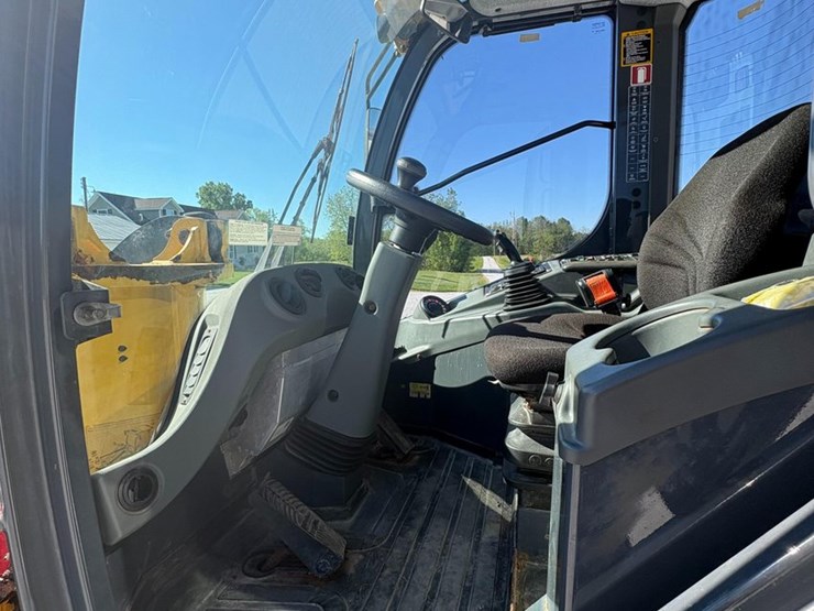 2020-deere-304l-image-11