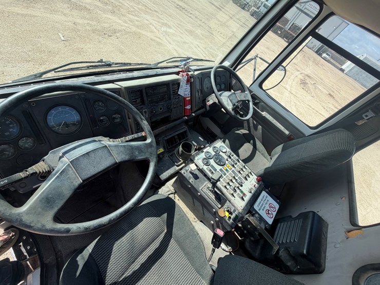 2000-freightliner-fc70-image-10
