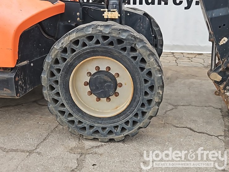 2016-jlg-642-image-12
