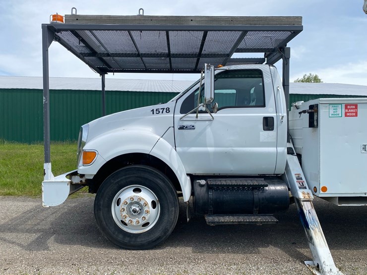 2008-ford-f-750-bucket-truck-image-4