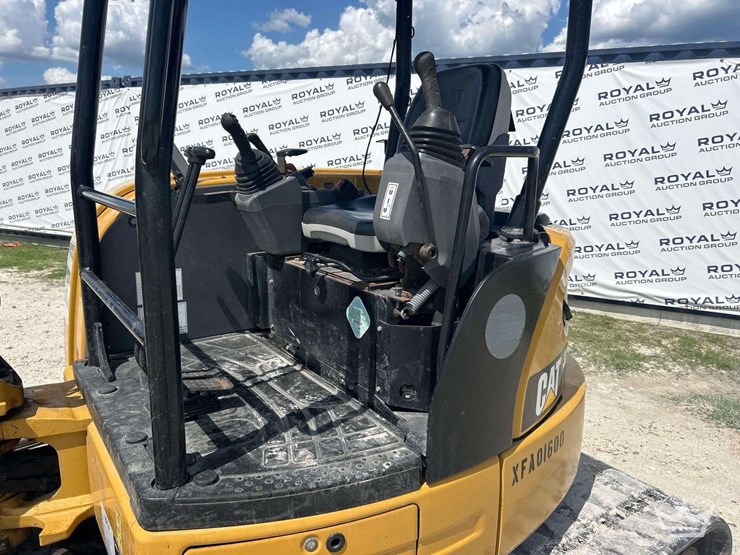 caterpillar-305e-mini-excavator-image-12