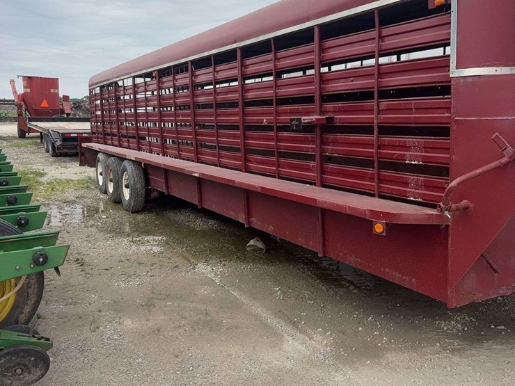 2003-gooseneck-livestock-trailer,-32ft,-2-cut-gates,-triple-axel,-wood-floor,-vin#-td259200,-butterfly-tailgate-image-9
