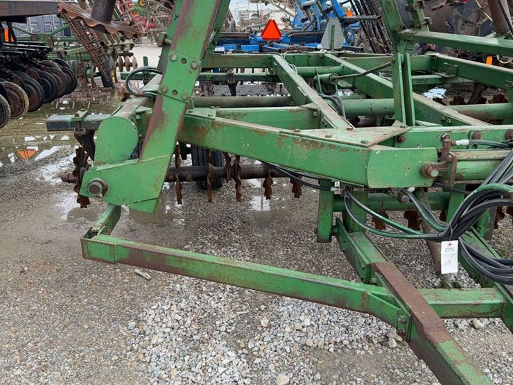 john-deere-335-image-4