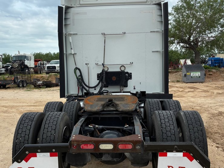 2019-peterbilt-579-image-5