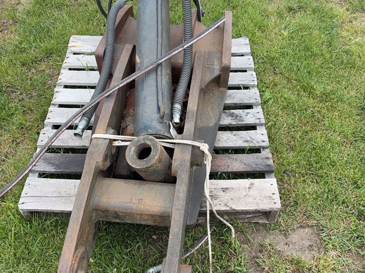 hydraulic-thumb-with-cylinder-off-of-an-excavator-image-1