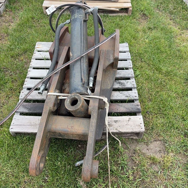 Hydraulic thumb with cylinder off of an excavator
