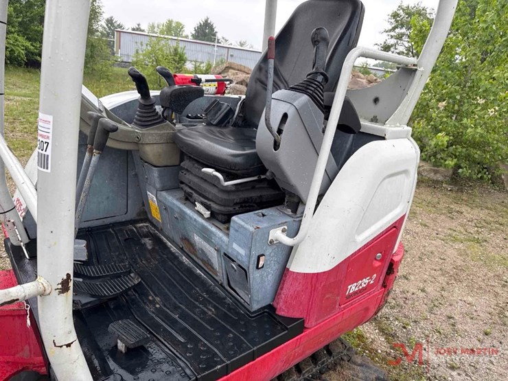 2019-takeuchi-tb235-2-image-25