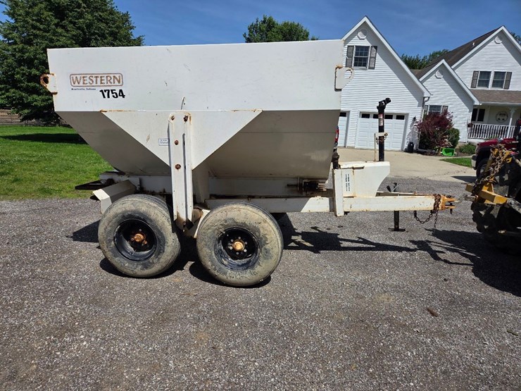 western-5-ton-dry-fertilizer-spreader-image-1