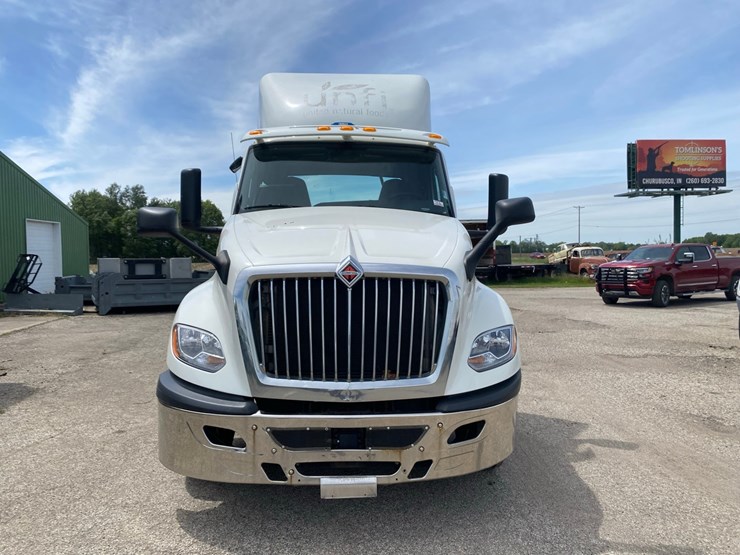 2019-international-lt625-day-cab-semi-tractor-image-2