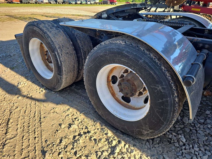 2014-freightliner-cascadia-125-image-15