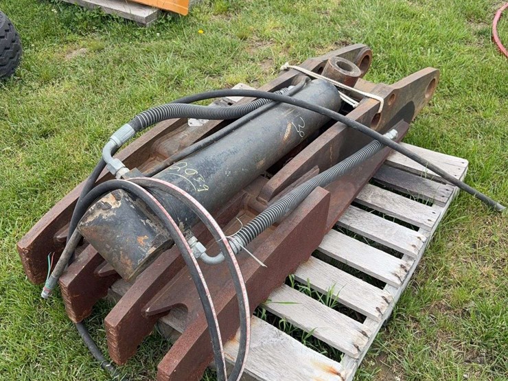 hydraulic-thumb-with-cylinder-off-of-an-excavator-image-4