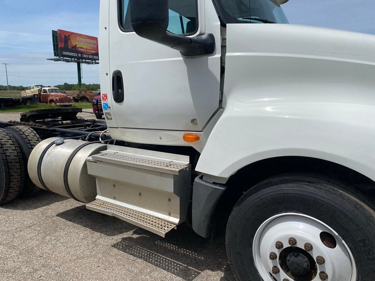 2019-international-lt625-day-cab-semi-tractor-image-11