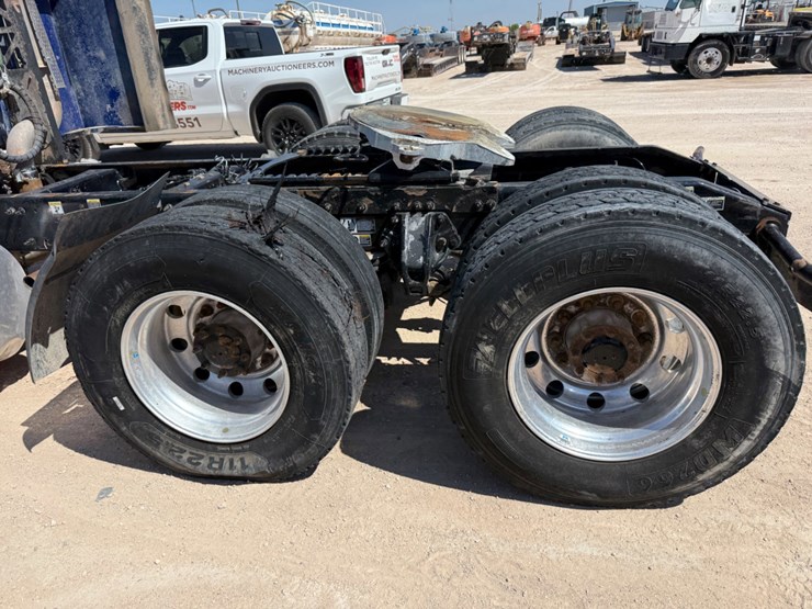 2017-peterbilt-579-image-7