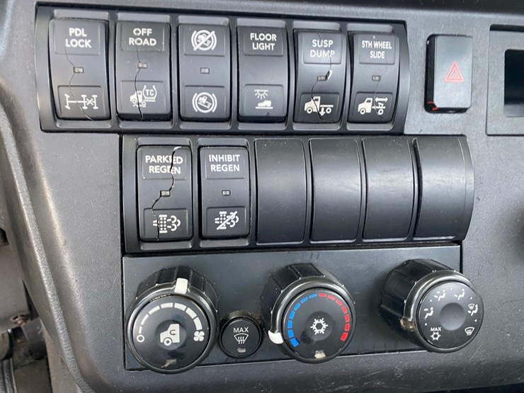 2019-international-lt625-day-cab-semi-tractor-image-64