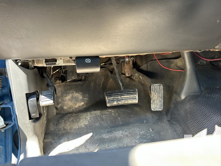 2005-gmc-3500-image-25