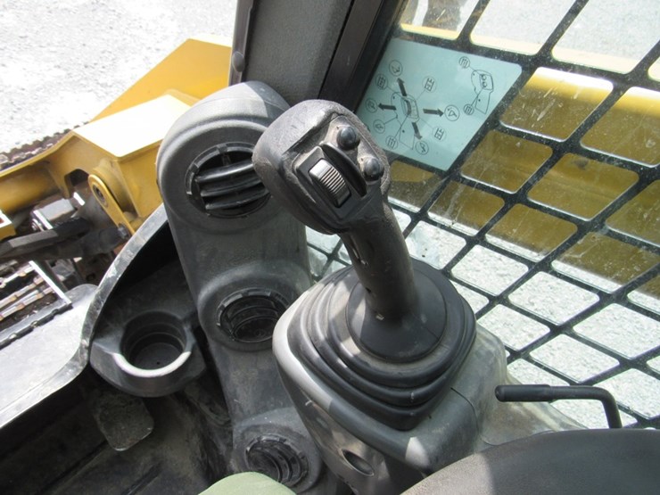 2018-caterpillar-262d-image-9