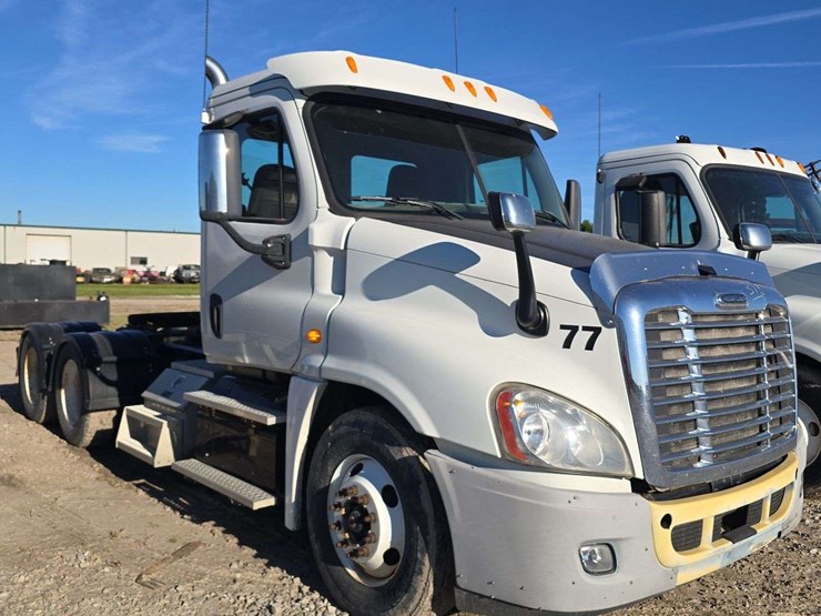 2014-freightliner-cascadia-125-image-3
